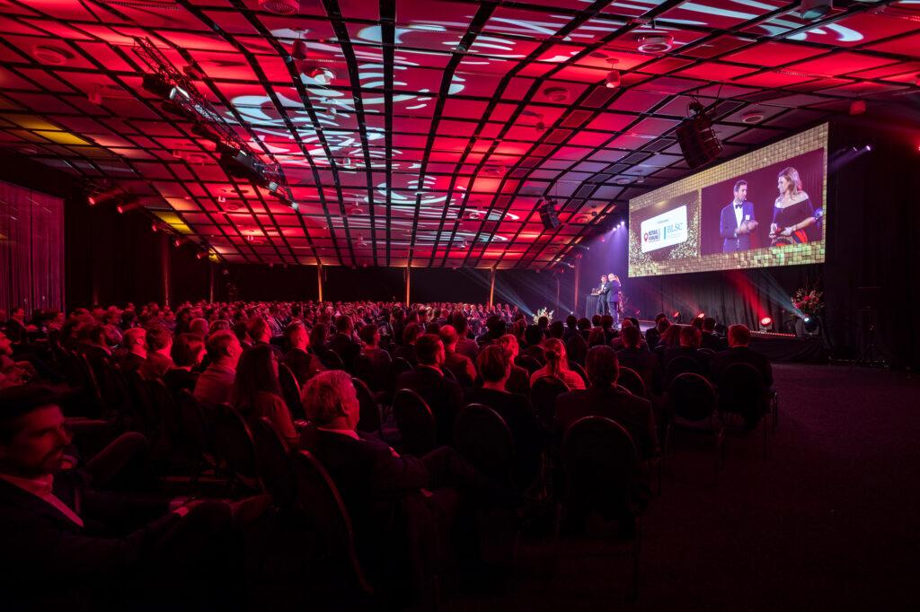Grote zaal in gebruik tijdens een congres bij De Montil met professioneel licht en podium.