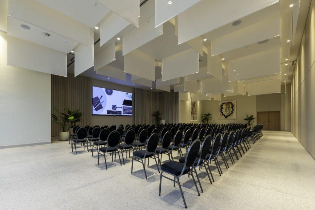 Moderne vergaderzaal bij De Montil met presentatieprojectie en theateropstelling.