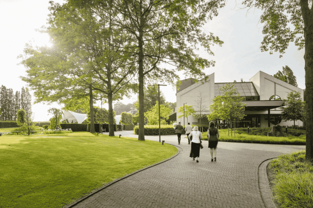 Toegang tot De Montil via de groene oprit en uitnodigende architectuur.