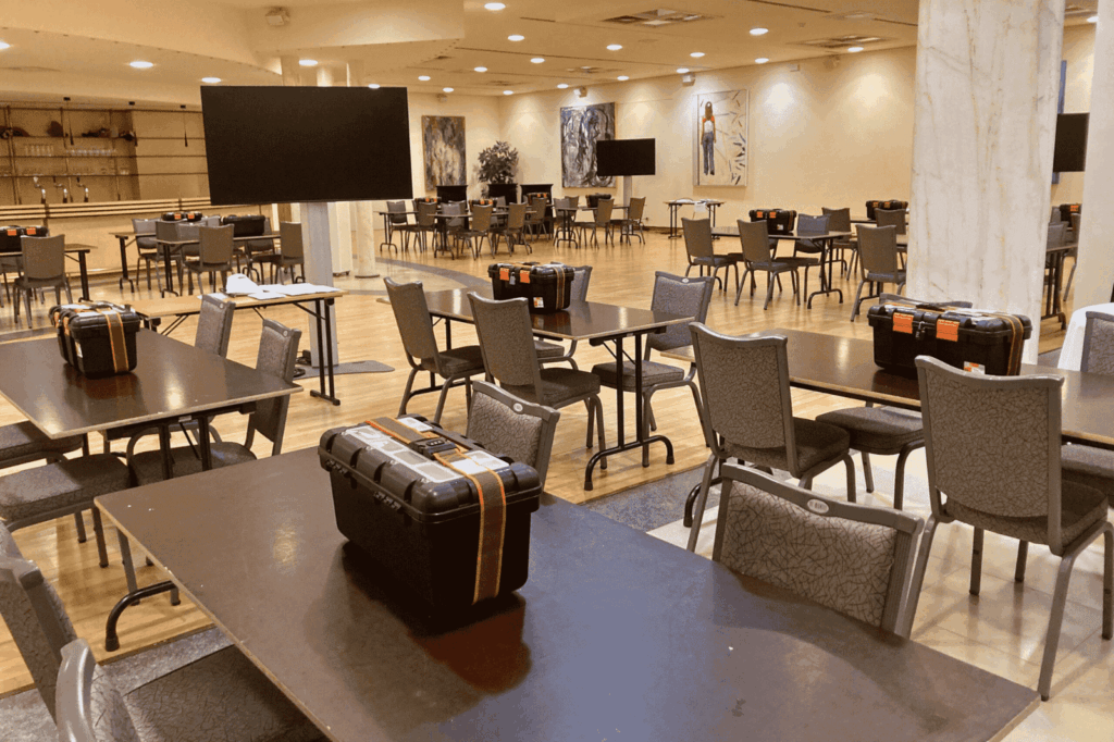 Ruime zaal met moderne inrichting voor creatieve workshops.