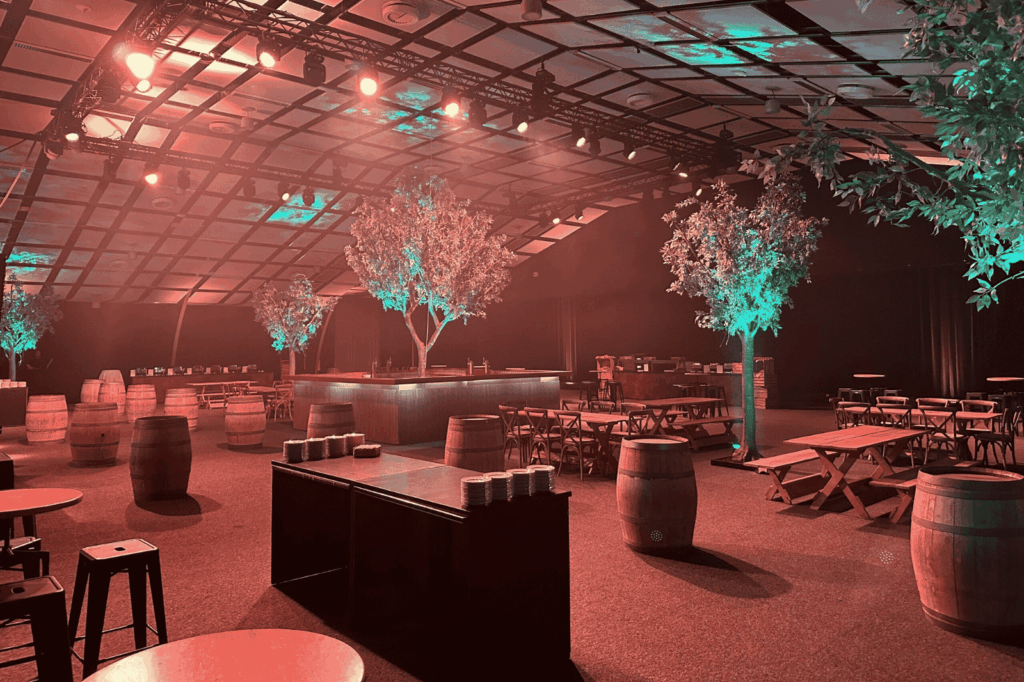 Feestzaal Hercules van De Montil, aangekleed in rustieke themastijl.