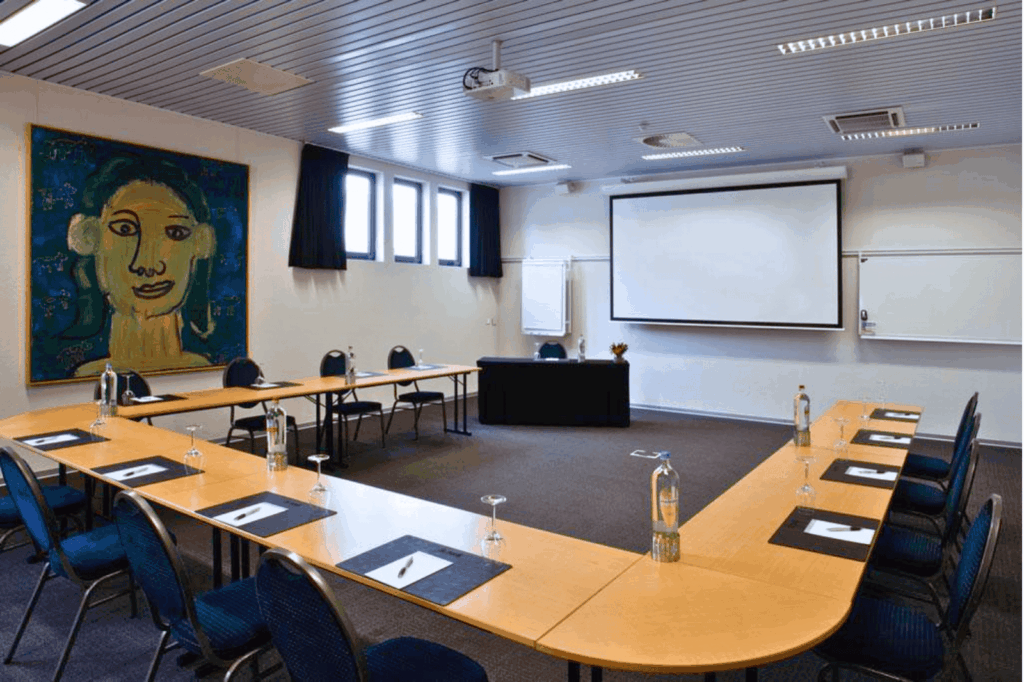 Seminariezaal met U-opstelling en daglicht bij De Montil.