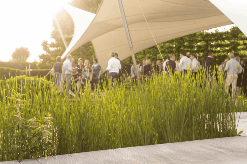 Workshop in de groene tuin van De Montil.