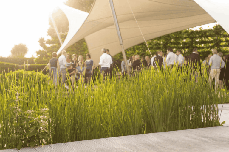 Workshop in de groene tuin van De Montil.