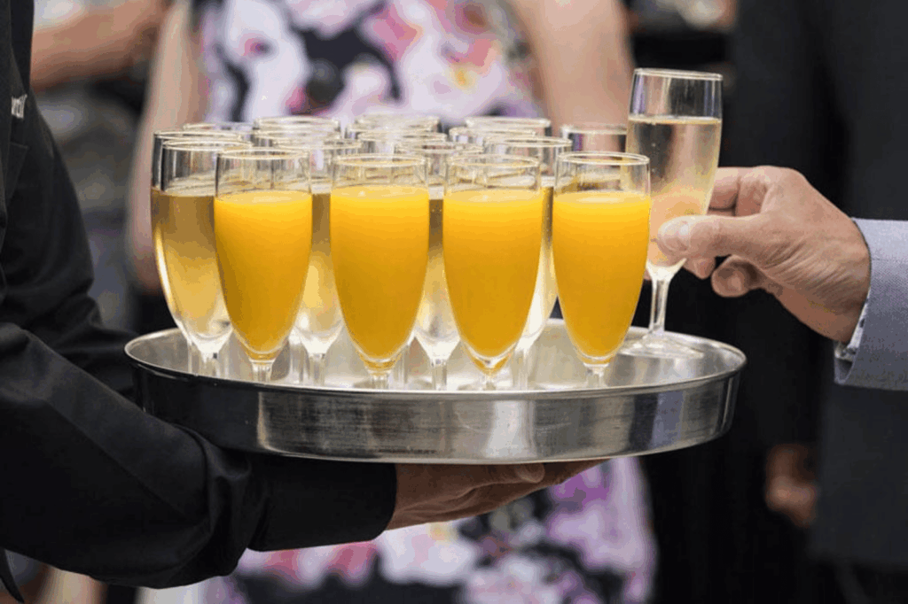 Sfeervol onthaal met drankjes tijdens een bedrijfsfeest bij De Montil.