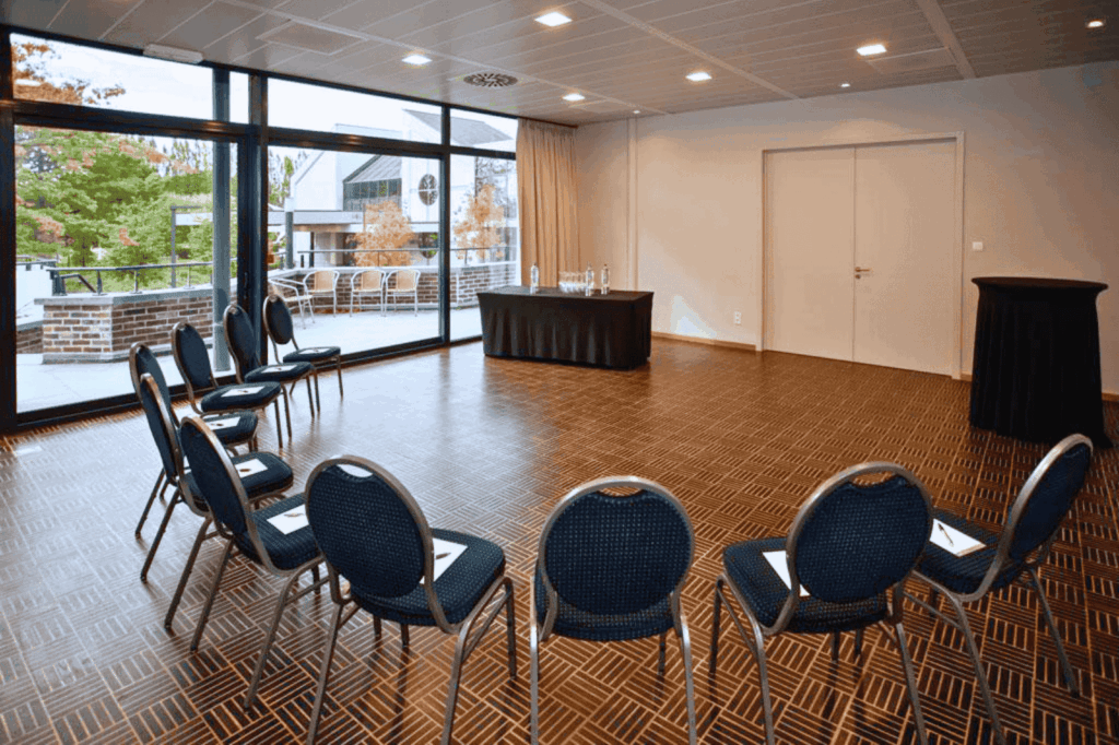 Workshopruimte met uitzicht op het terras en natuurlijk daglicht.