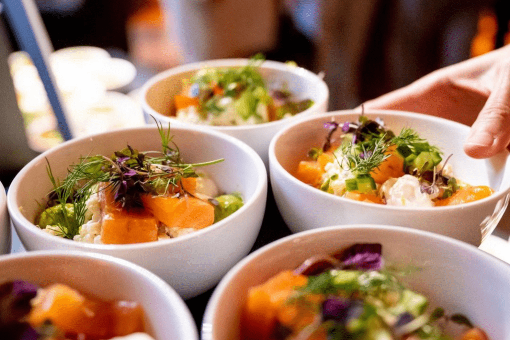 Kleine hapjes en kleurrijke gerechten verzorgd door in-house catering tijdens een personeelsfeest