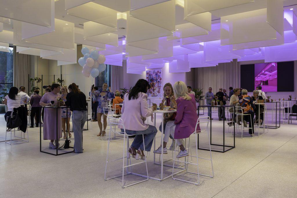 Gasten genieten van een modern personeelsfeest in een stijlvolle eventlocatie.