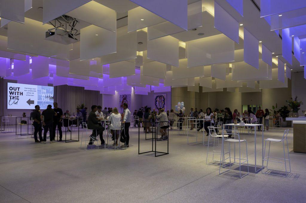 Moderne eventlocatie met gasten tijdens een professioneel georganiseerd personeelsfeest.